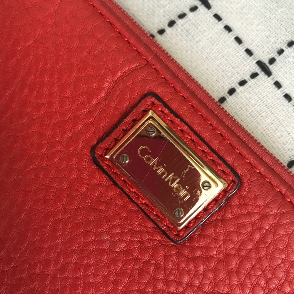 Calvin Klein clutch/wristlet; leather - Picture 3 of 8